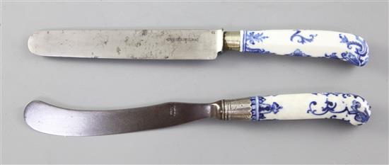 Two Saint Cloud blue and white porcelain pistol-handled knives, first half 18th century,